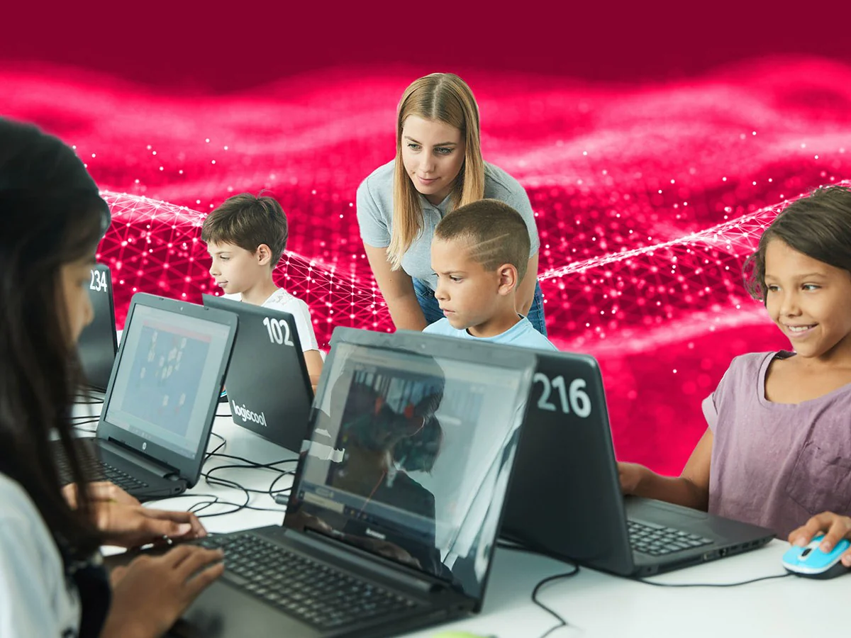 Estudiantes programando un robot en clase