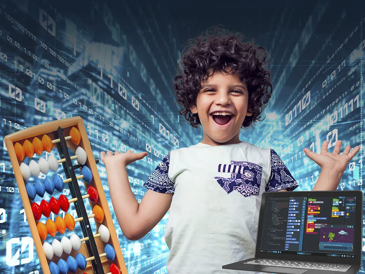 Niña sonriendo mientras aprende con un ábaco y un ordenador