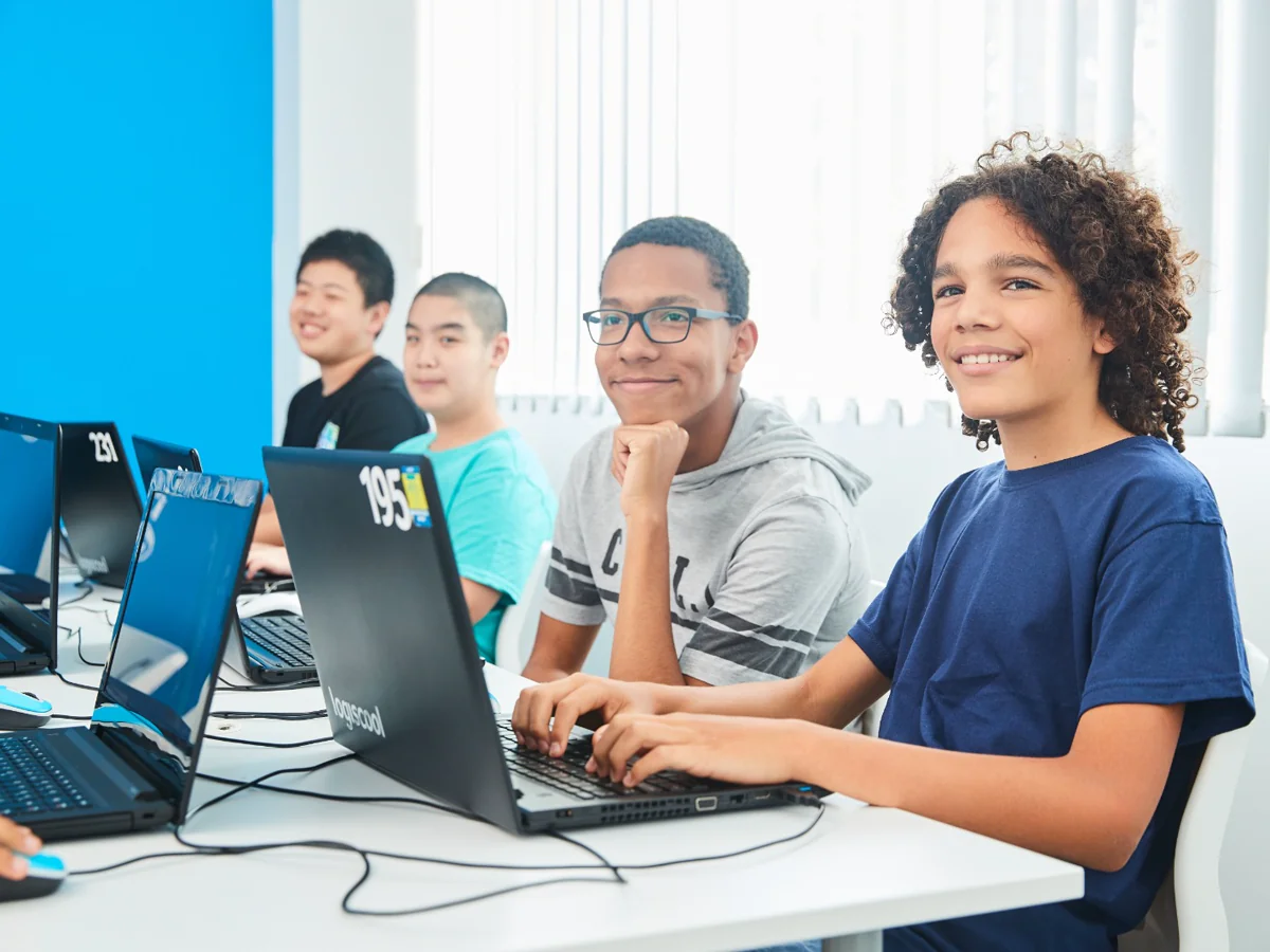 Adolescentes programando con portátiles Logiscool